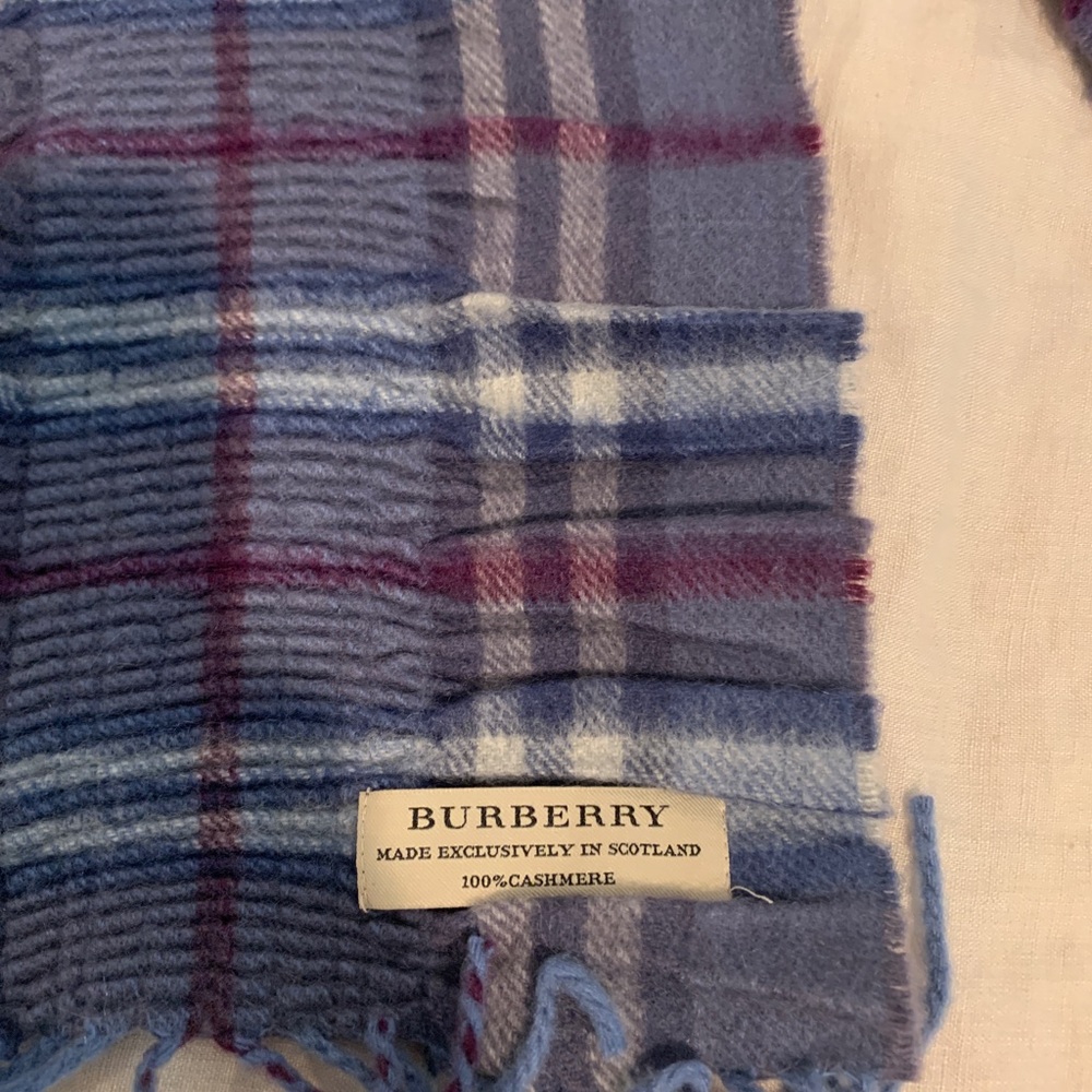 Authentic Burberry cashmere scarf with cool smocking
